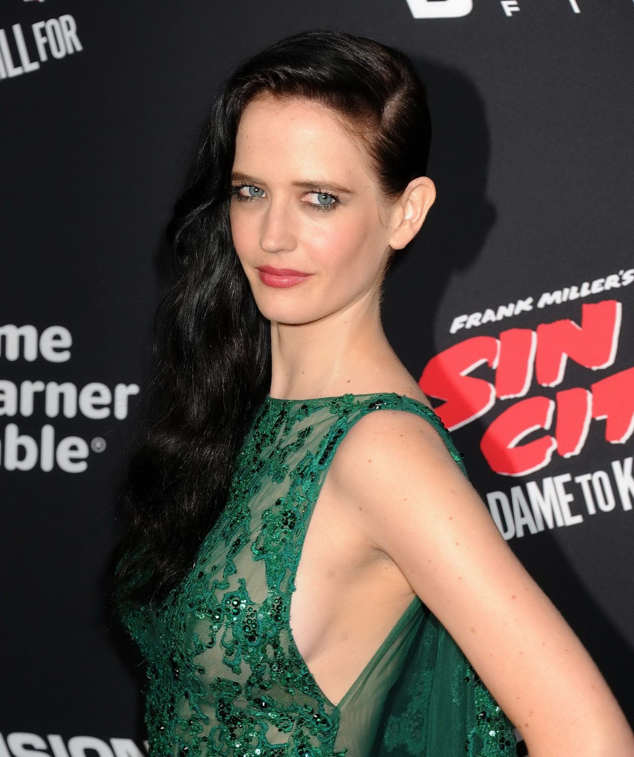 Eva Green sans soutien-gorge portant une robe verte transparente
 #75187976