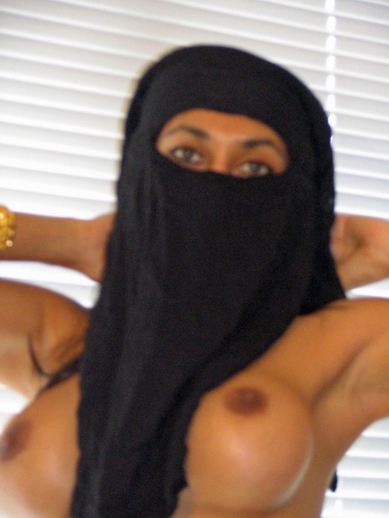 アラブ人女性の丸いおっぱいに精液をぶっかける
 #67363926