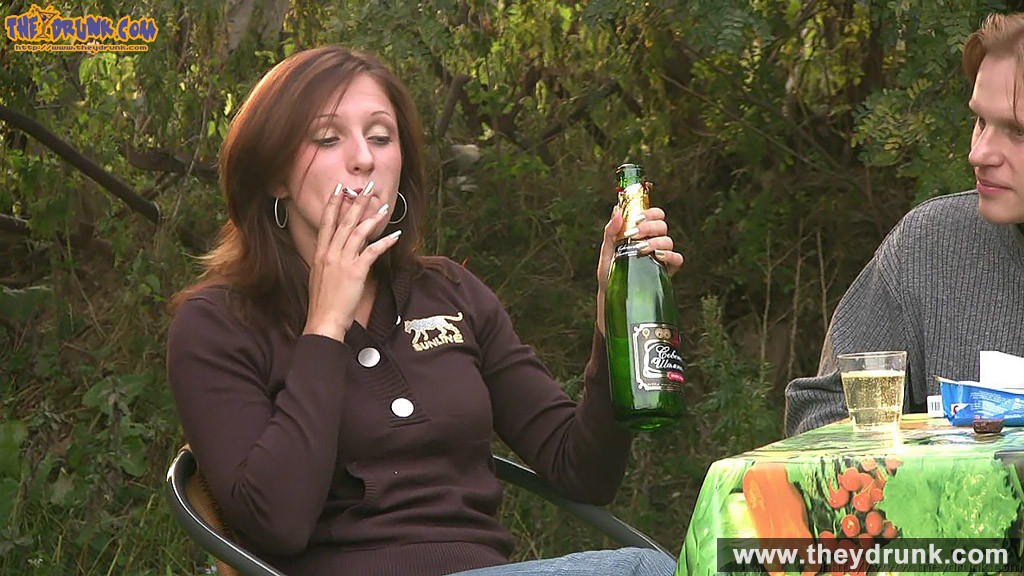 Jeune brune bourrée faisant une pipe en plein air à son copain
 #67106403