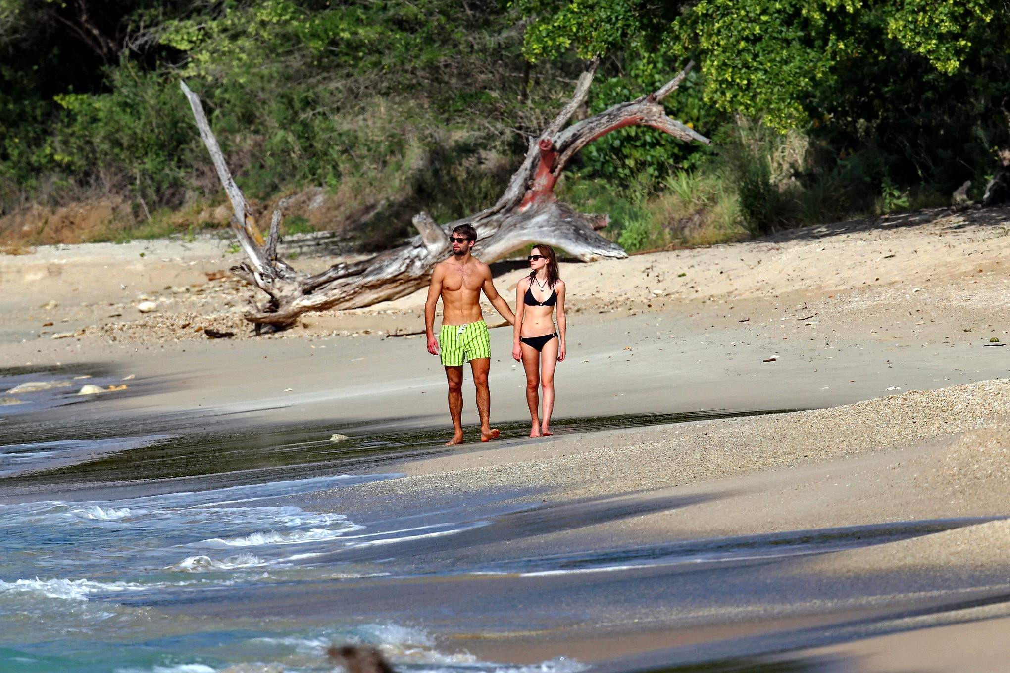 エマ・ワトソンが黒のビキニを着て彼氏とカリブのビーチを散歩する姿
 #75207879