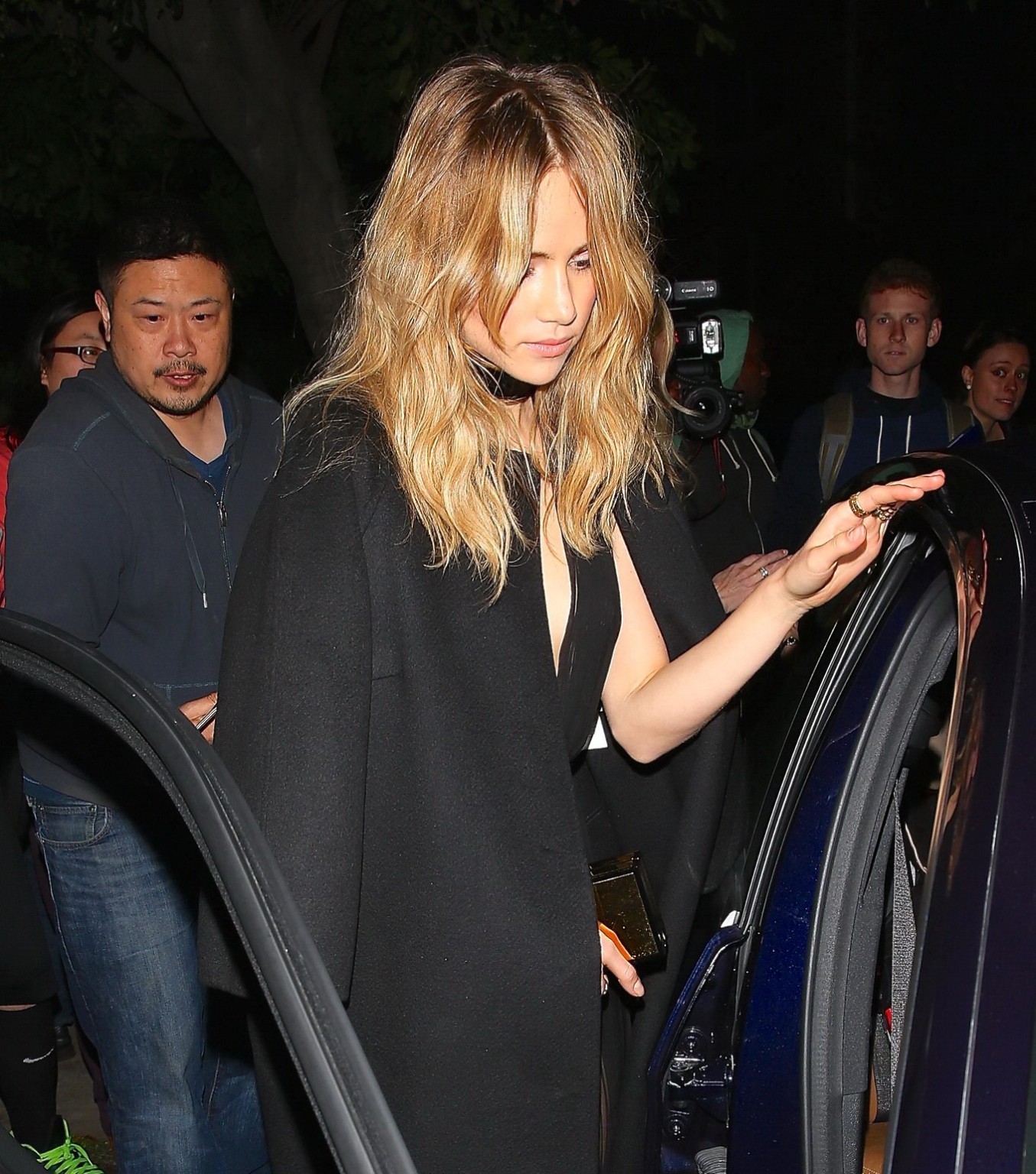 Suki Waterhouse in un vestito parzialmente vedere attraverso lasciando una festa a no vacancy i
 #75172290