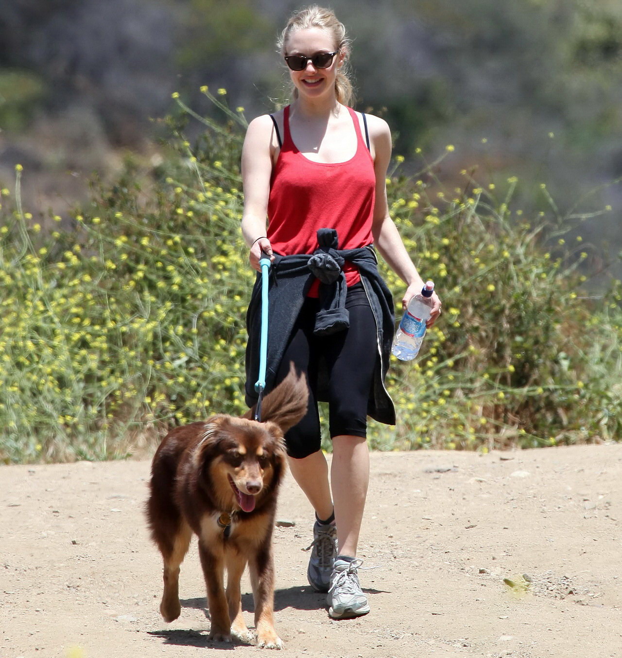 Amanda seyfried in collant rosso tanktop escursioni in Griffith Park con il suo cane un
 #75348136