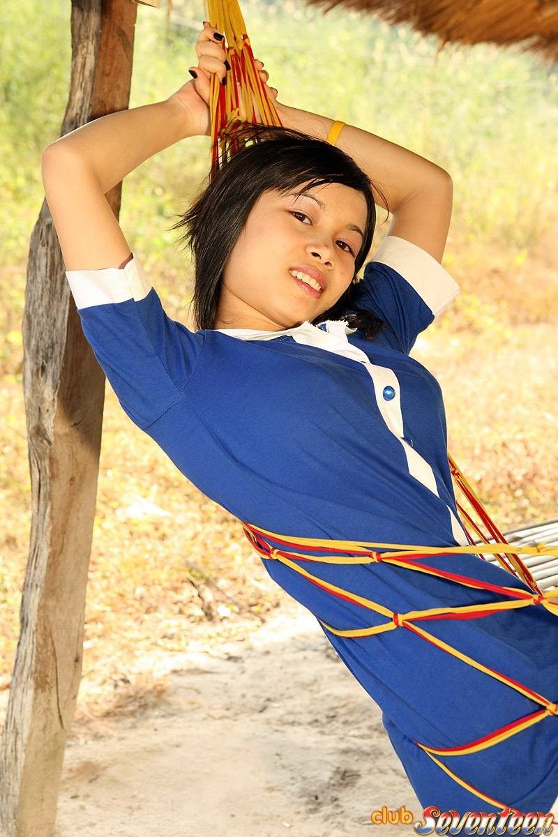 Jeune fille asiatique montrant ses courbes sensuelles
 #69935671