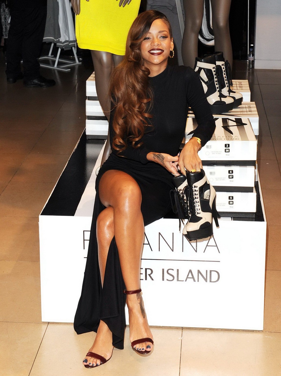 Rihanna mostra il suo corpo incredibile indossando un abito nero stretto a river island c
 #75239348