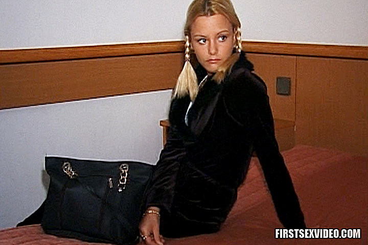 Blondine Anita auf ihrem ersten Pornofilm im Hotelzimmer
 #67865469