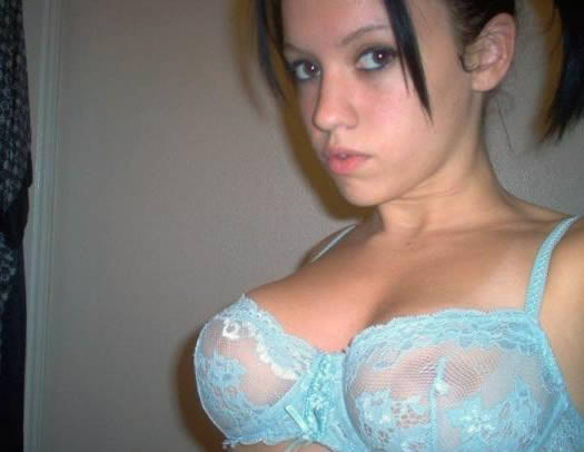 Novias de tetas grandes posando en el espejo
 #67222666