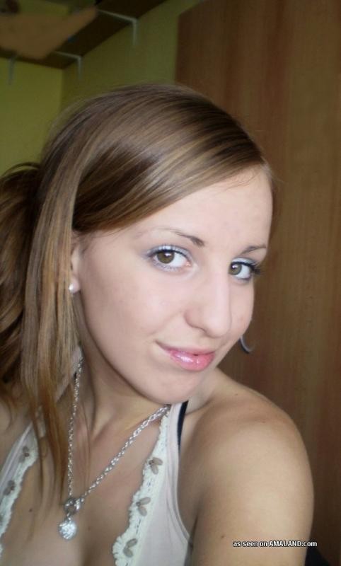 Schwerbrüstige, nicht nackte Hottie posiert für ihren Liebhaber
 #76128003