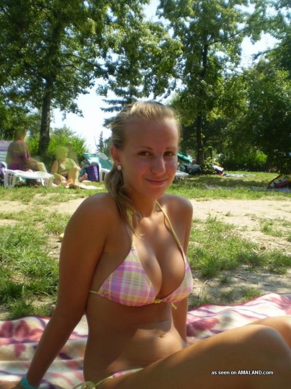 Schwerbrüstige, nicht nackte Hottie posiert für ihren Liebhaber
 #76128020