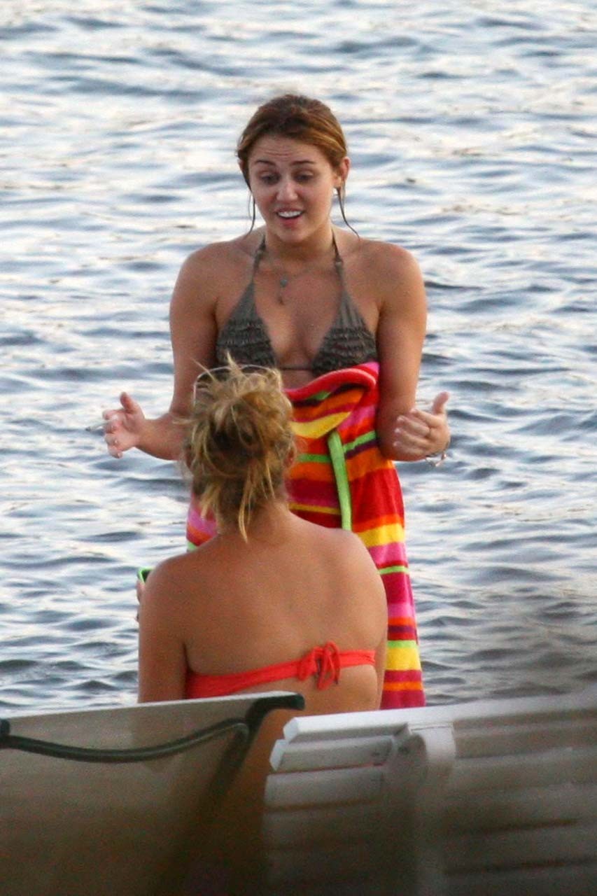 Miley Cyrus fumant le cigare et exposant ses tétons durs dans un chemisier transparent
 #75293878