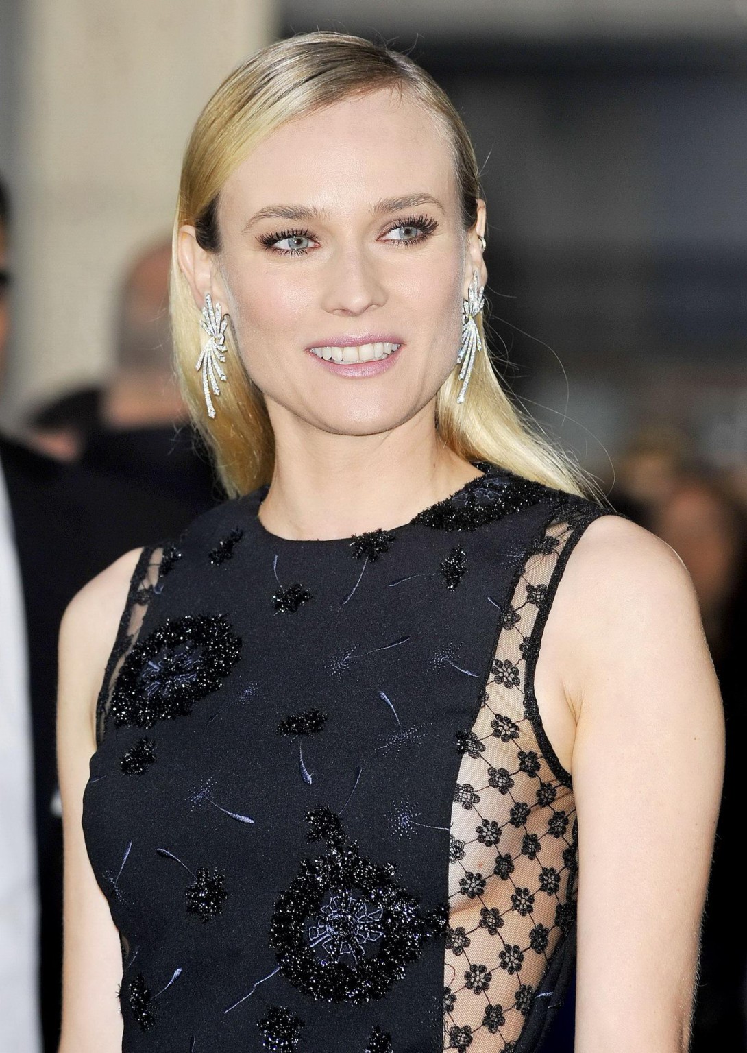 Diane kruger braless con un mini vestido negro parcialmente transparente en el host hol
 #75237885