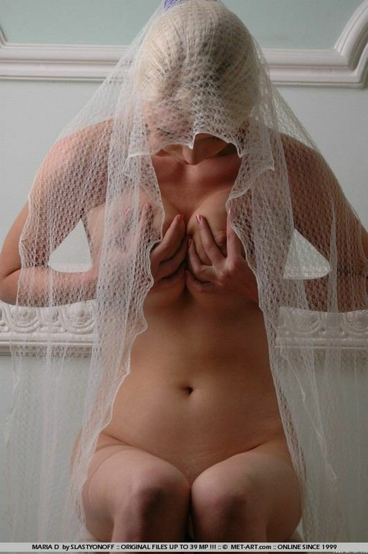 Desnudos eróticos de belleza rubia en muselina
 #72804502