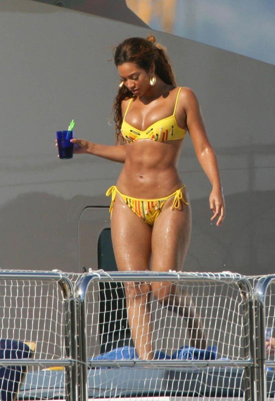 Celebrity Beyonce Knowles showing her great ass in yellow bikini #75401882