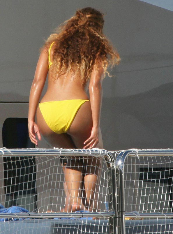 Celebrity Beyonce Knowles showing her great ass in yellow bikini #75401887