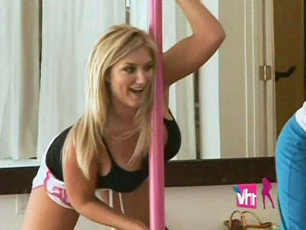 Brooke hogan effectuant un strip-tease chaud de manière très sexy
 #75372532