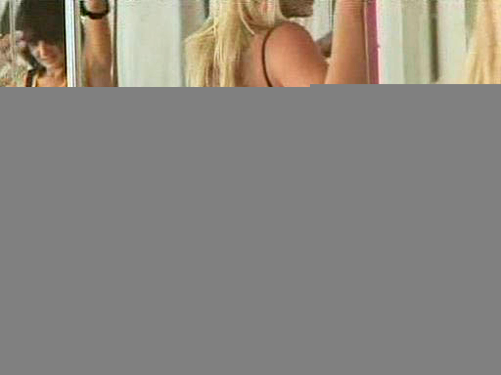 Brooke hogan effectuant un strip-tease chaud de manière très sexy
 #75372559