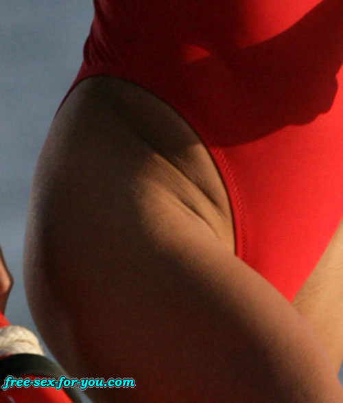 Pamela Anderson masturbiert auf einem Boot und zeigt ihre großen Titten
 #75435719