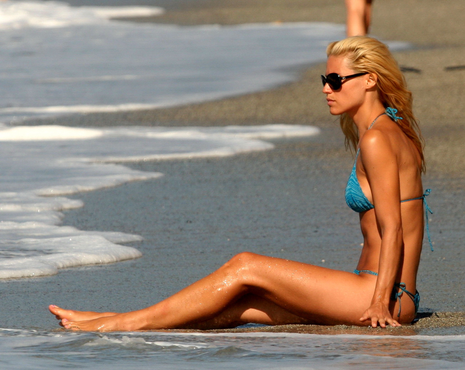 Michelle hunziker mostrando su cuerpo perfecto en bikini azul tanga en la playa en 
 #75339608