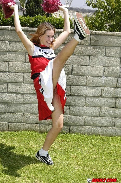 Pom-pom girl cochonne séduisant son entraîneur
 #75469934