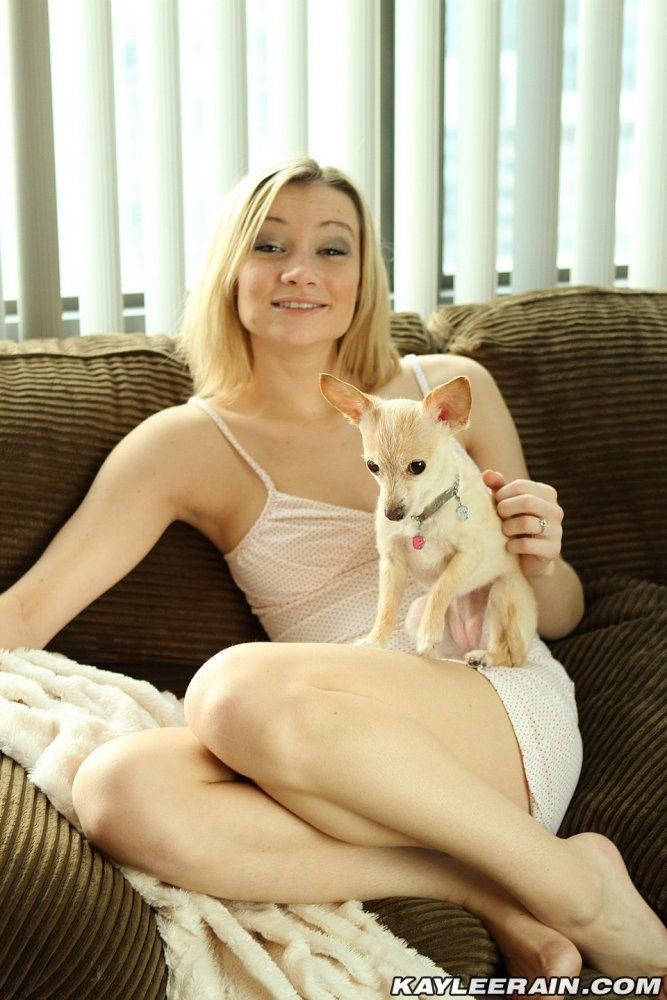 Neunzehn Jahre alt kaylee regen breitet und reibt Muschi auf Couch
 #73696340