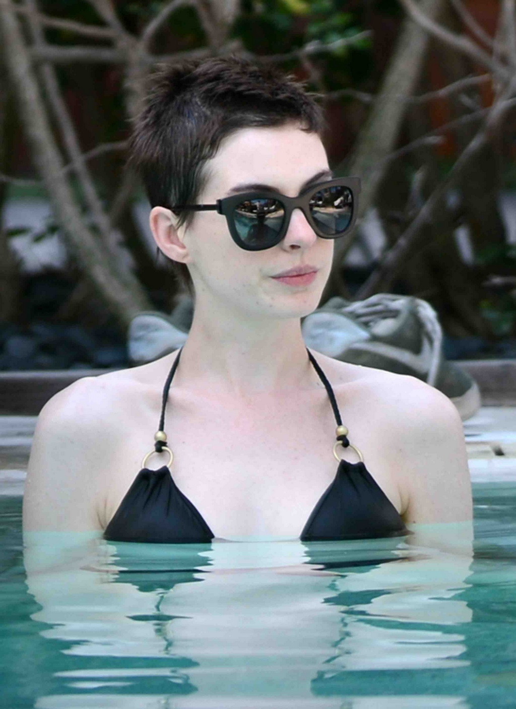 Anne hathaway che indossa il bikini nero bagnato alla piscina dell'hotel Setai a Miami
 #75247904