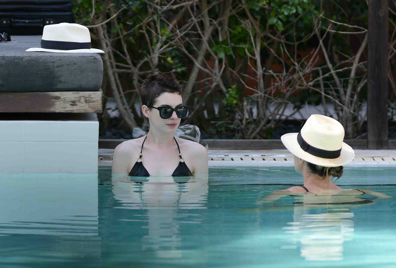 Anne hathaway che indossa il bikini nero bagnato alla piscina dell'hotel Setai a Miami
 #75247911