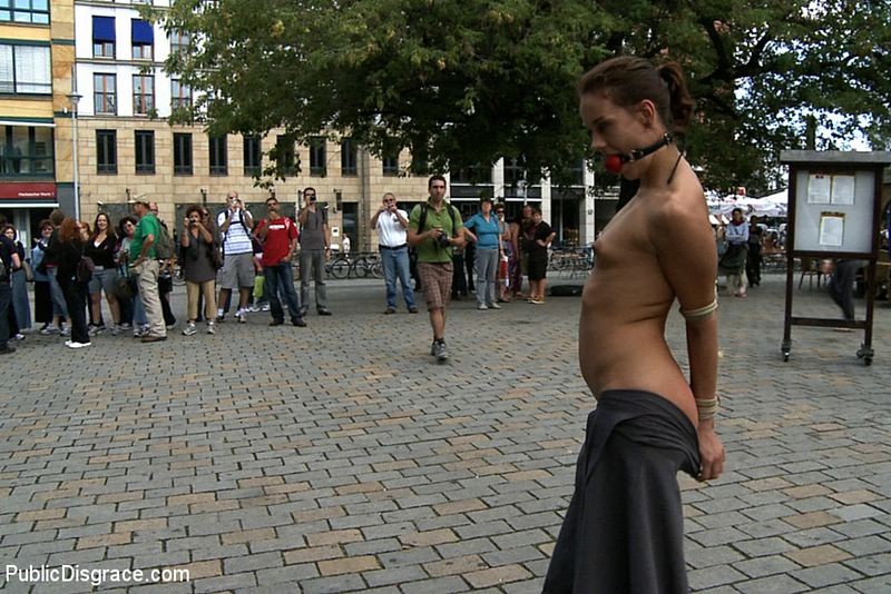 ドイツの淫乱女が公共の場で裸になり、地下鉄で犯される
 #71920192