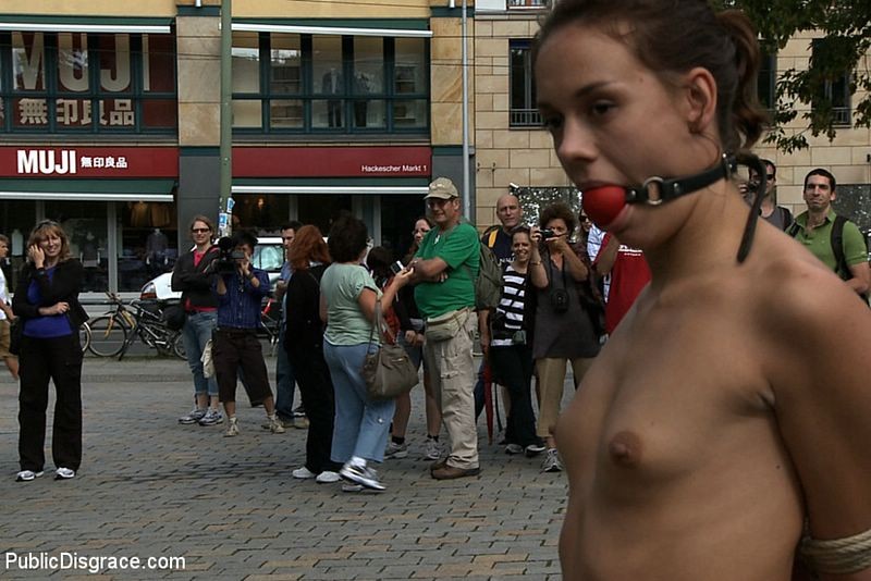 Zoccola tedesca nuda in pubblico e scopata nella metropolitana
 #71920199