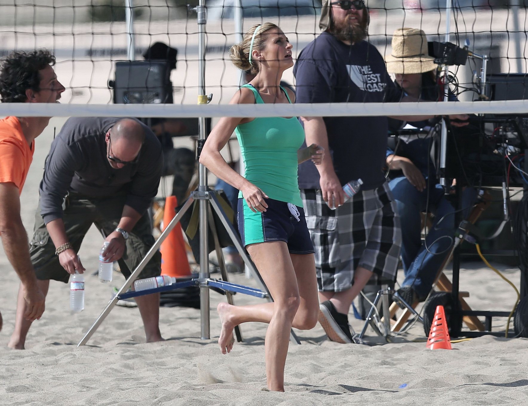 Erin andrews busty e leggy giocare a beach volley
 #75198837