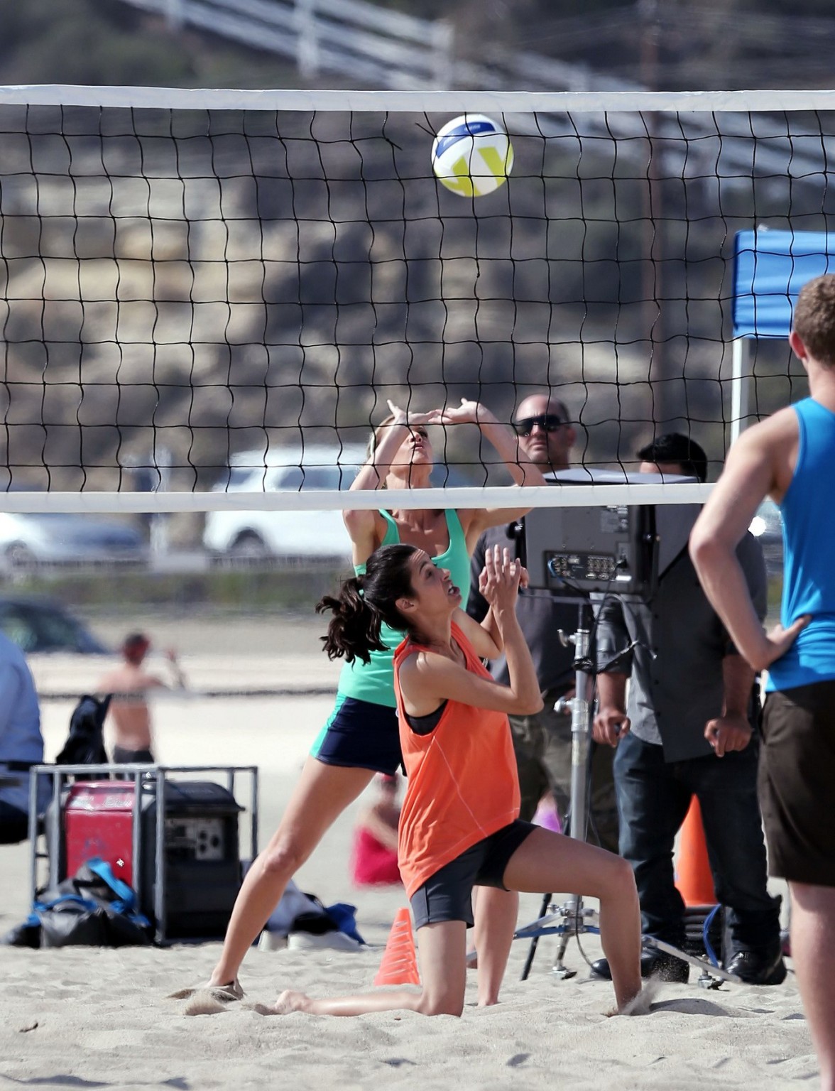 Erin andrews busty e leggy giocare a beach volley
 #75198862