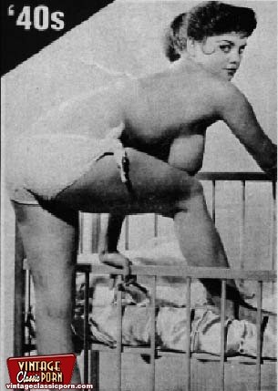 Esposas traviesas de los años 40 mostrando sus grandes tetas
 #78482939