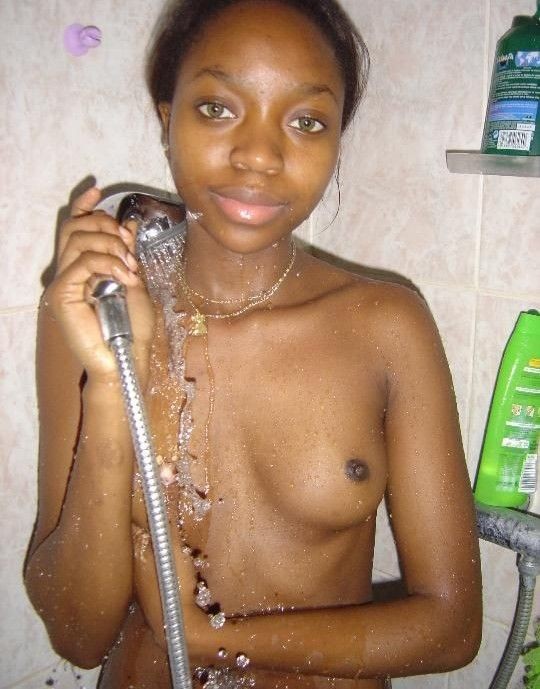 Mignonne petite amie noire s'exhibant nue
 #73376771