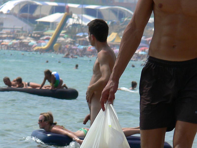 Nenas nudistas se divierten entre ellas en la playa
 #72253314