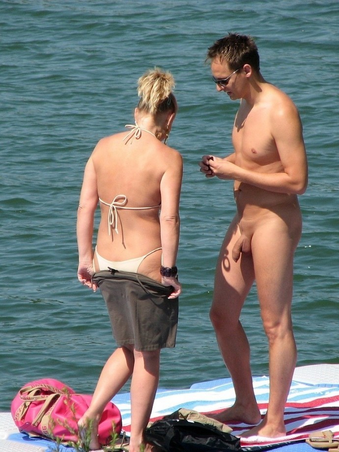 Deux amis nudistes obtiennent un bronzage uniforme à la plage
 #72241966