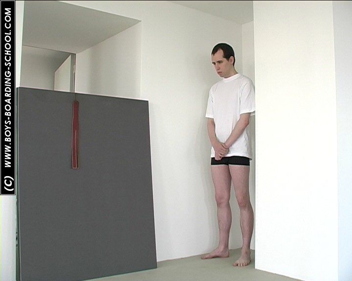 Böser Mann wird von dominanter Dame entkleidet und versohlt
 #67166968