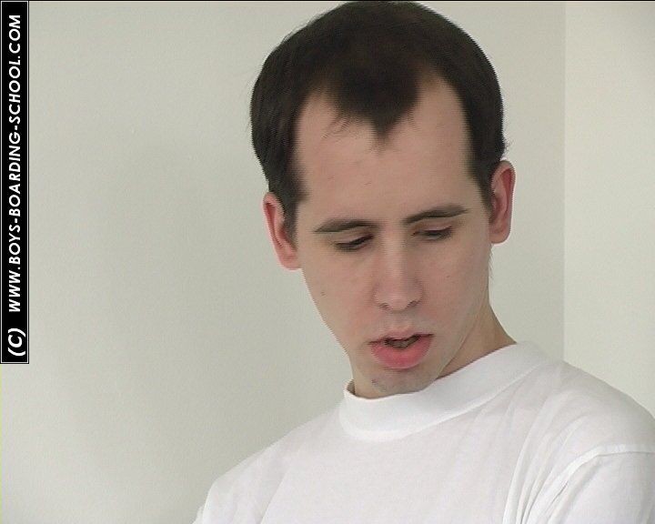 Böser Mann wird von dominanter Dame entkleidet und versohlt
 #67166977