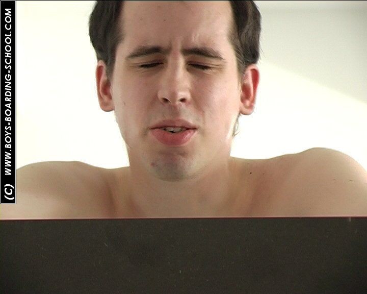 Böser Mann wird von dominanter Dame entkleidet und versohlt
 #67167037