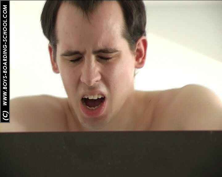 Böser Mann wird von dominanter Dame entkleidet und versohlt
 #67167047