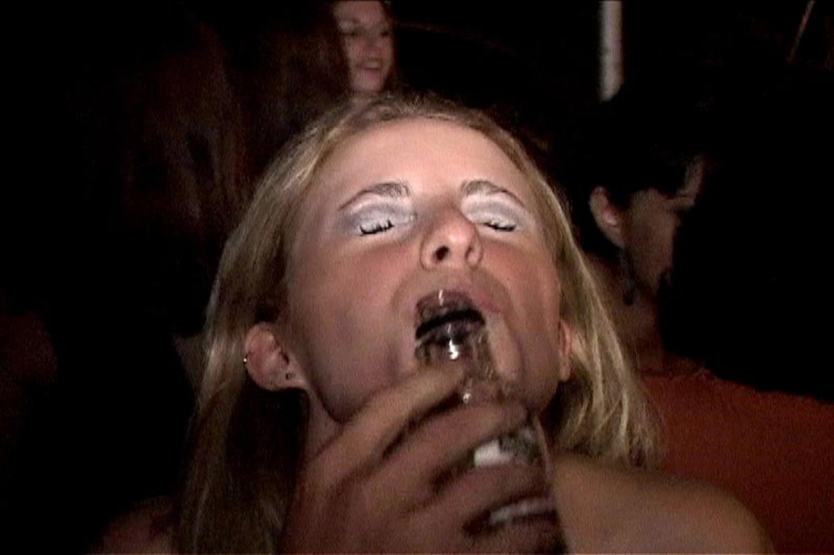 Jeune blonde amateur bourrée baisant à une fête universitaire
 #78906608