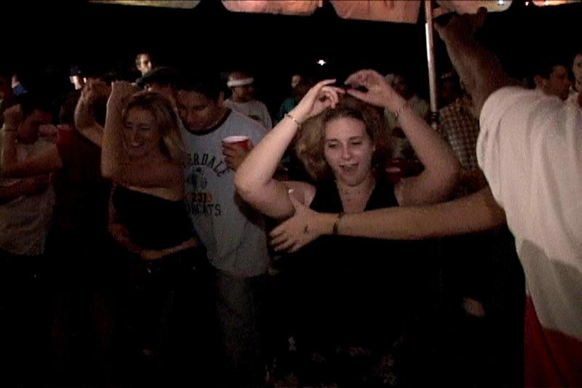 Jeune blonde amateur bourrée baisant à une fête universitaire
 #78906632
