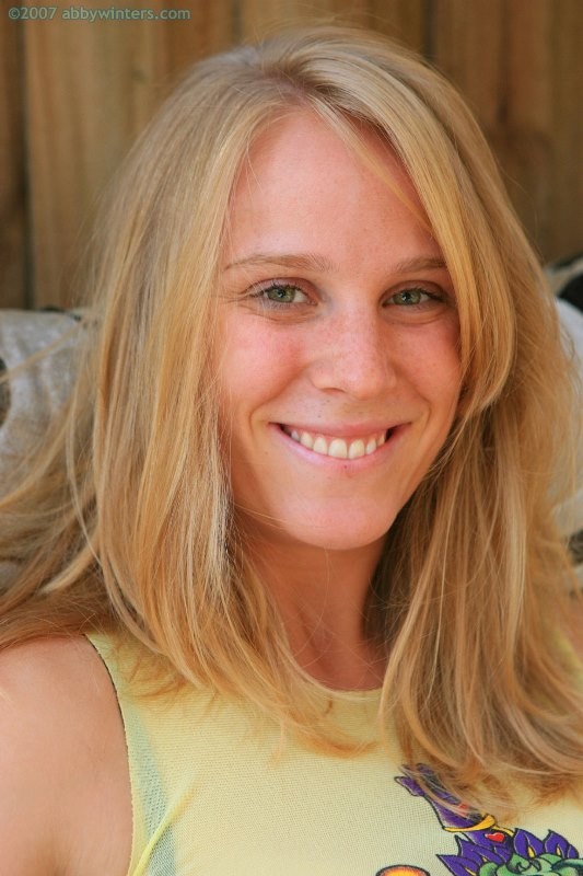 裏庭で服を脱ぐアリ
 #78592368