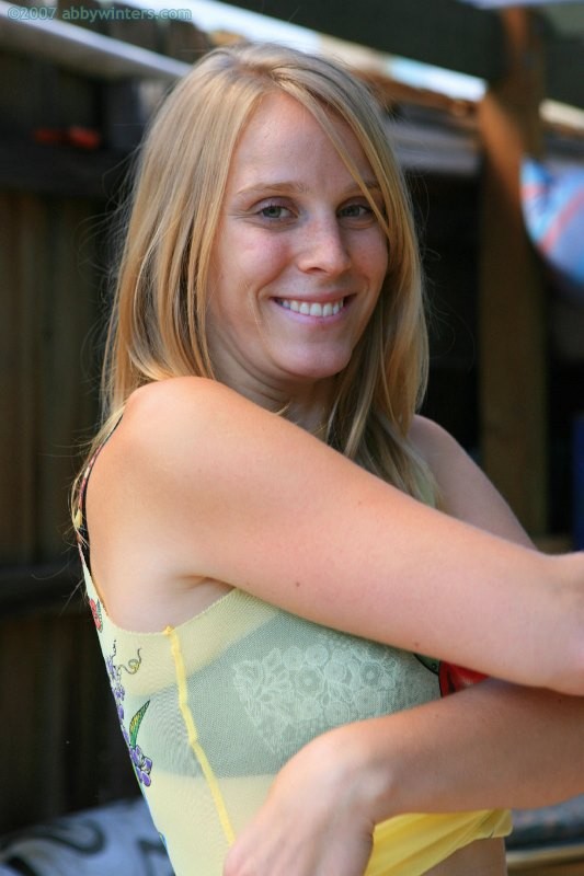 裏庭で服を脱ぐアリ
 #78592400