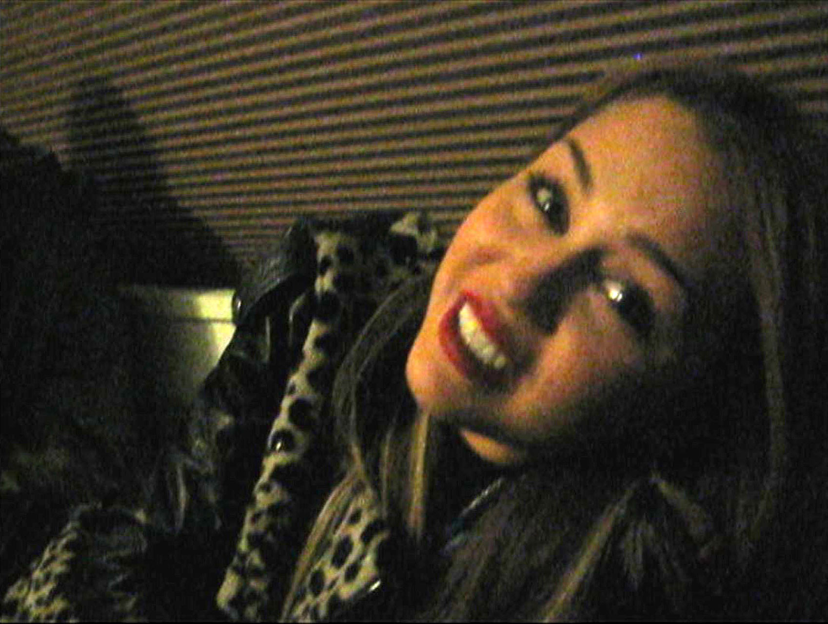 Miley Cyrusが街中でセクシーな脚を露出してドラッグを摂取するシーン
 #75323787