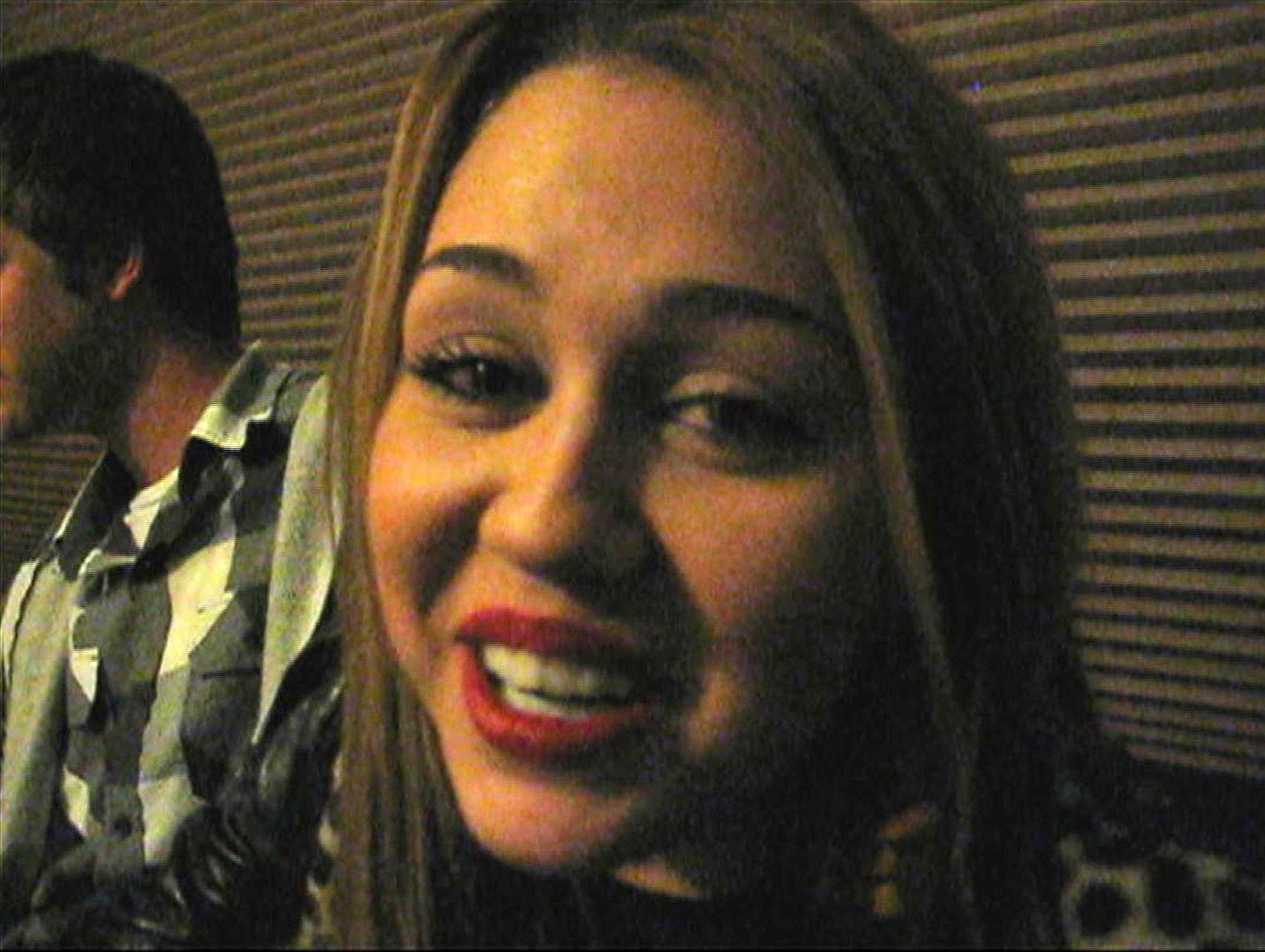Miley Cyrusが街中でセクシーな脚を露出してドラッグを摂取するシーン
 #75323796