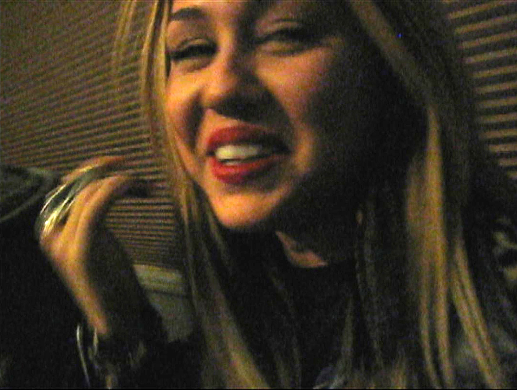 Miley Cyrusが街中でセクシーな脚を露出してドラッグを摂取するシーン
 #75323810