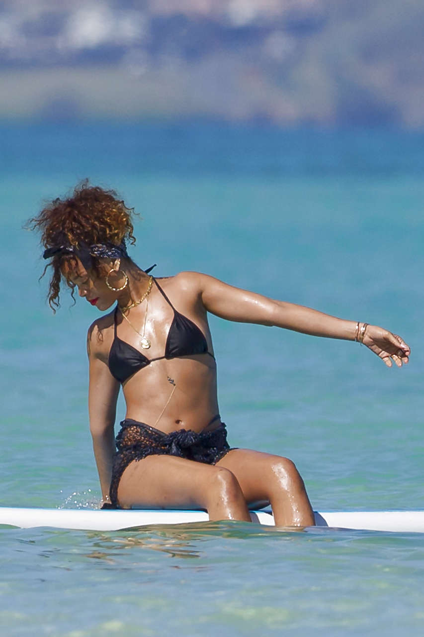 Rihanna che mostra il suo grande culo in perizoma nero sulla spiaggia foto dei paparazzi
 #75275623