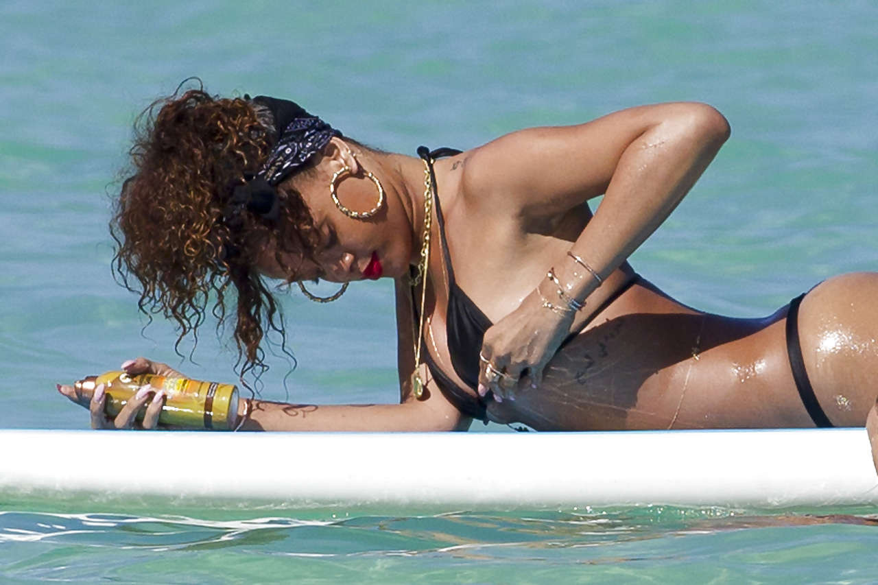 Rihanna che mostra il suo grande culo in perizoma nero sulla spiaggia foto dei paparazzi
 #75275648