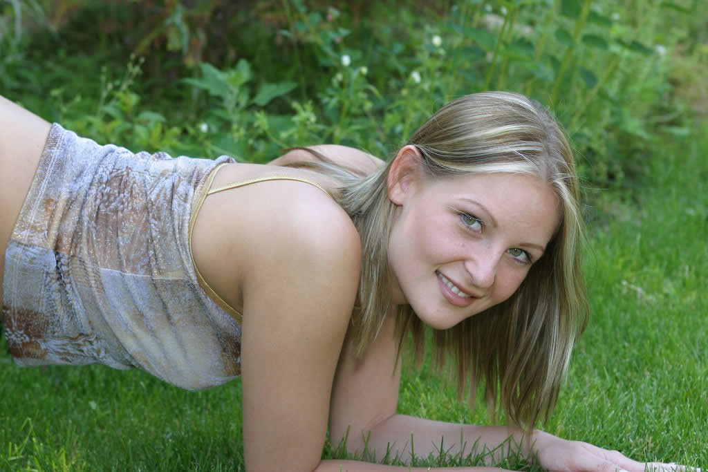Belle jeune blonde se déshabille dans son jardin
 #70652300