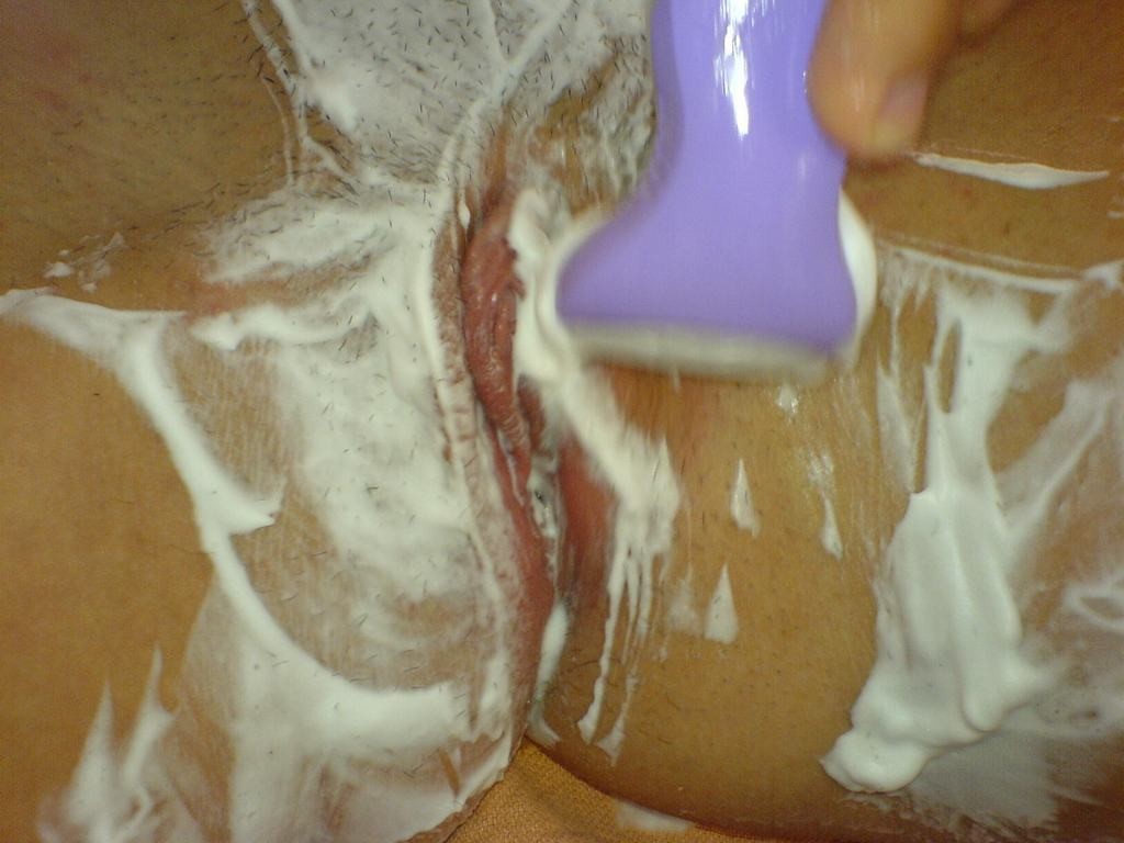 Una amateur real se afeita el coño peludo en la ducha en un vídeo casero
 #78936153