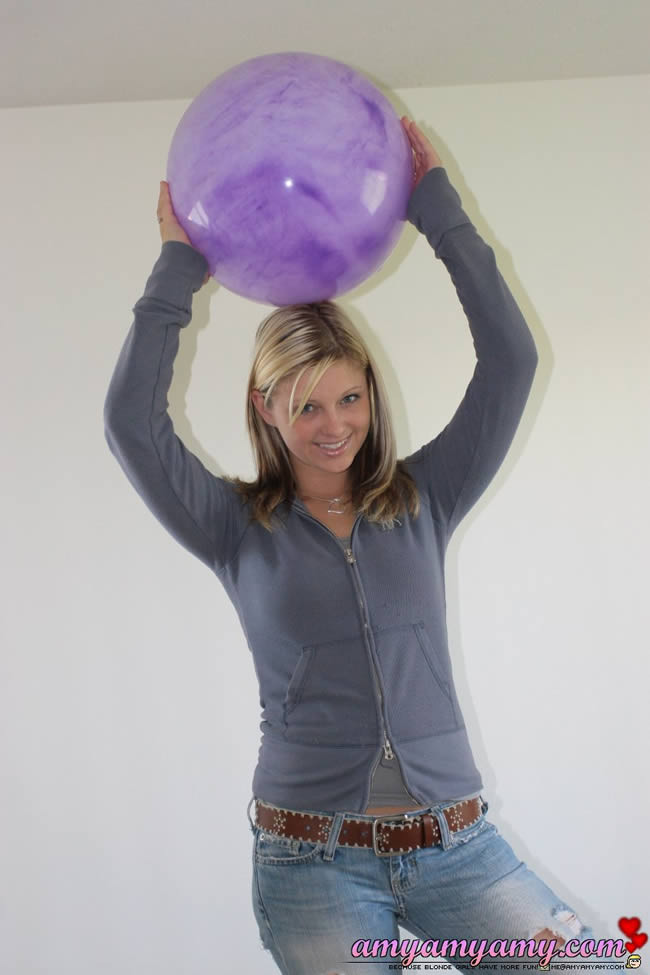 Amy, jeune blonde mignonne, joue avec une grosse balle violette
 #73838902