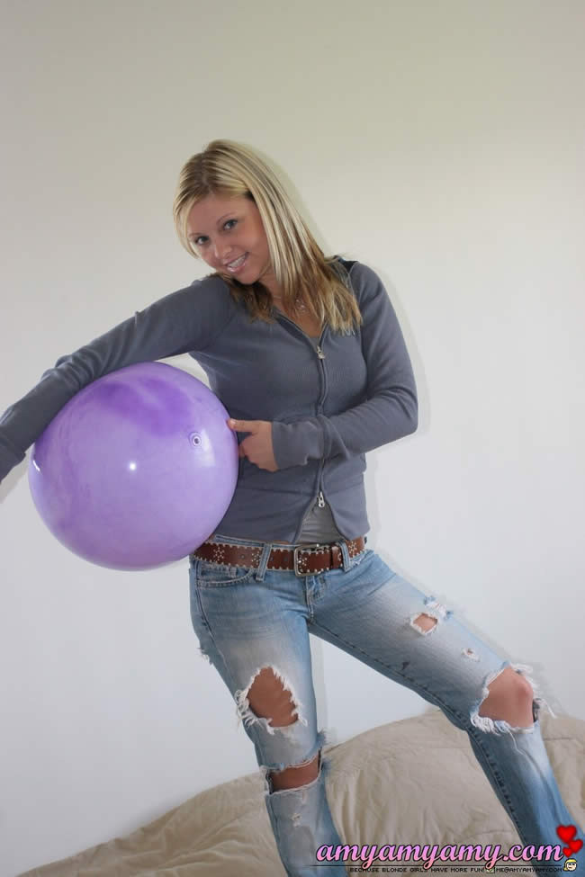 Amy, jeune blonde mignonne, joue avec une grosse balle violette
 #73838907